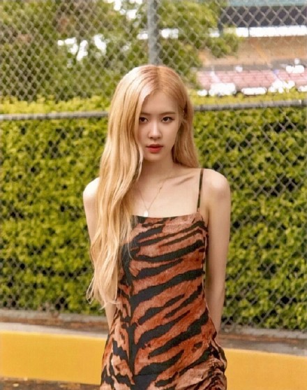 朴彩英美甲,blackpink成员朴彩英故意露腰