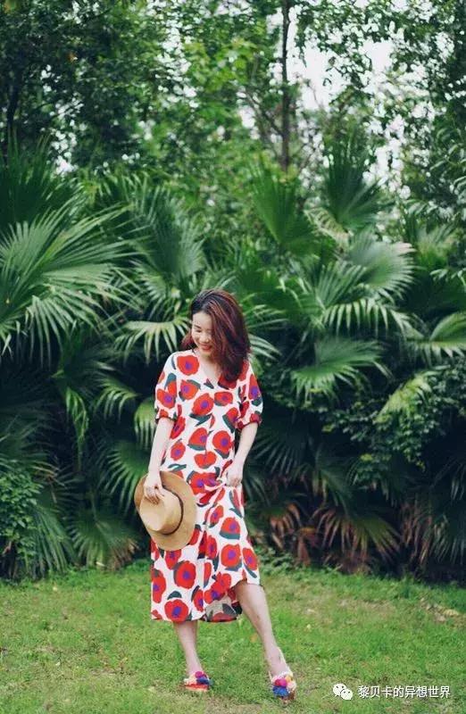 她们穿的连衣裙,她们穿的花裙子