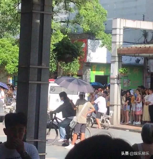 奔跑吧兄弟鹿晗划船摔倒受伤了,路人偶遇鹿晗搞笑名场面