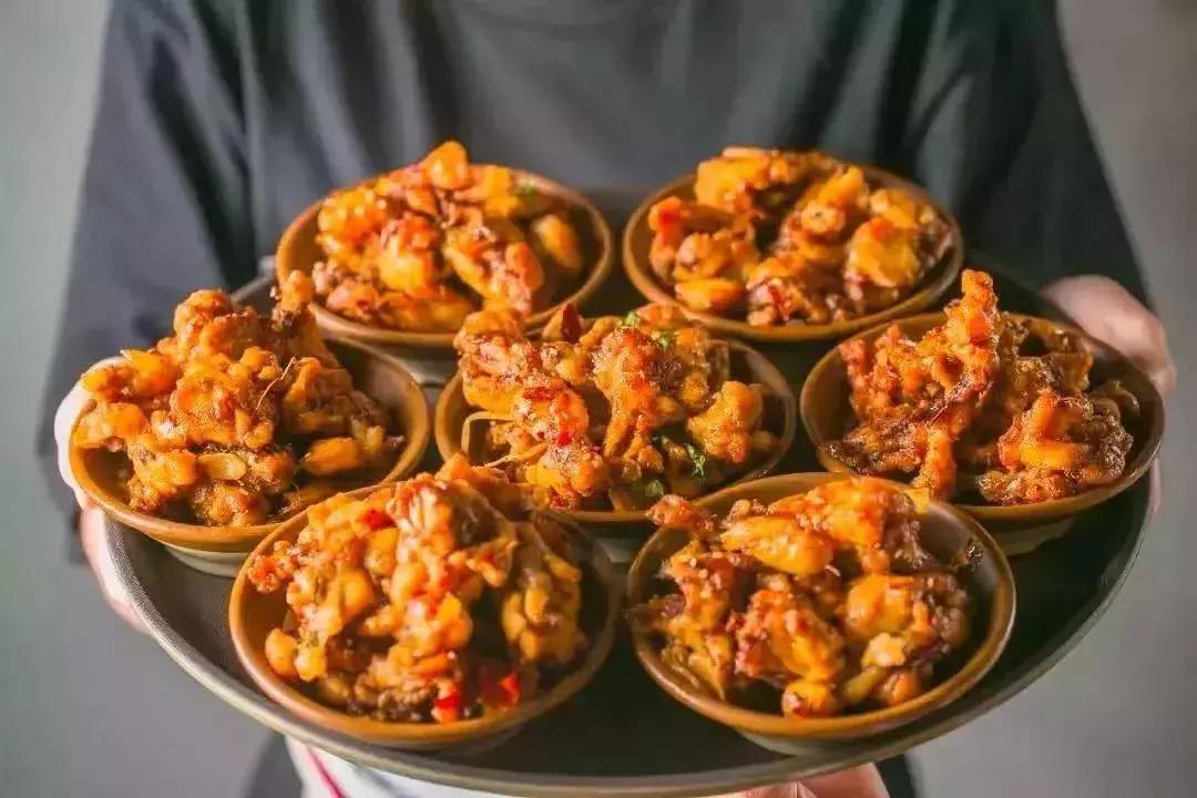 最火爆的炭火牛蛙锅10元,蛙锅牛蛙