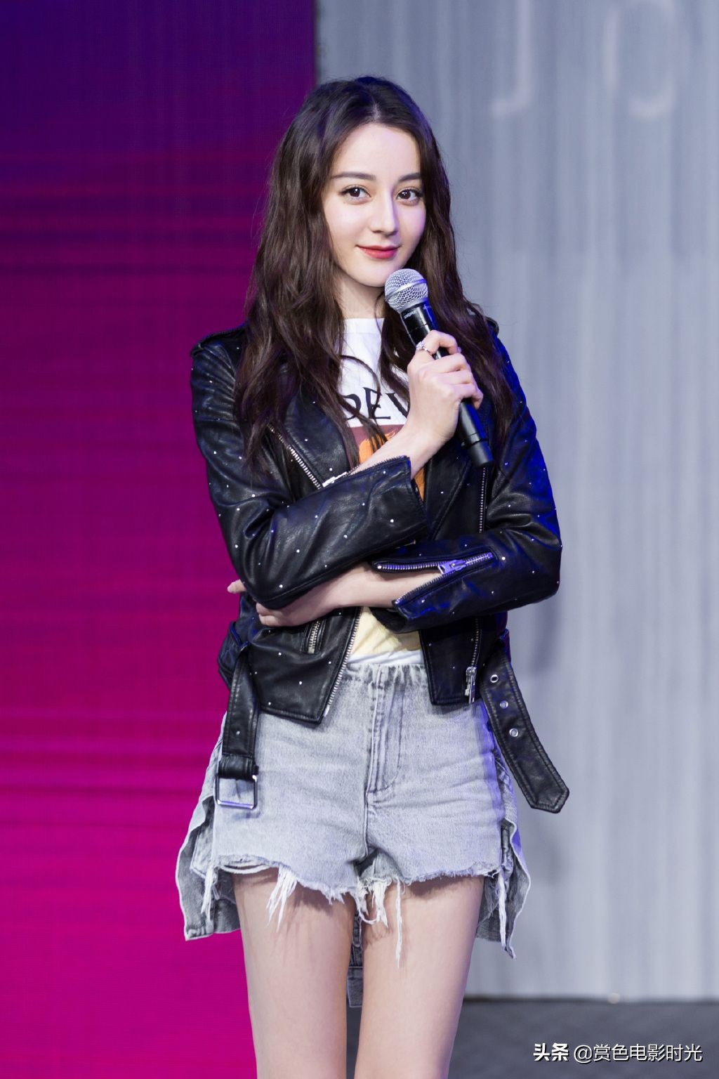 迪丽热巴穿短裤机场路透,迪丽热巴穿黑衣黑裤耍帅