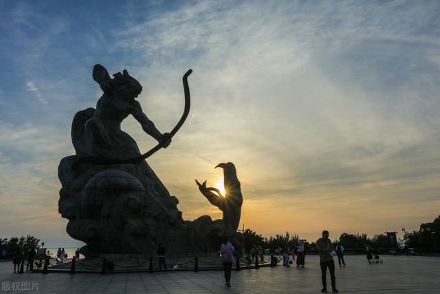 “憨憨”蛇将尾巴当美餐吞掉，这不是饿昏眼，有可能是吃饱了撑的