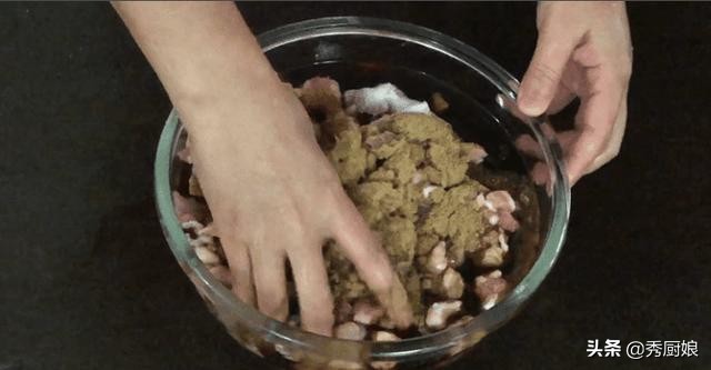 刚做出来的香肠怎么晒才好吃,灌腊肠的时候怎样让腊肠不容易散