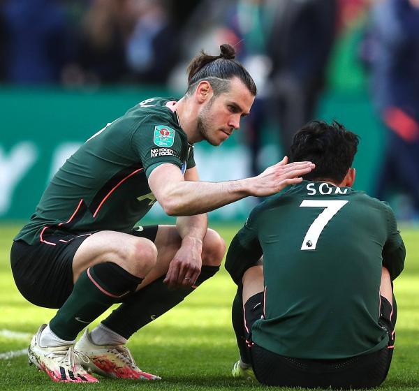 哈里凯恩终于获得冠军了三冠王,哈里凯恩无冠生涯