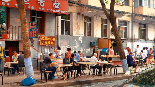 这个北方城市水质比南方还好街景很“洋气”满大街都是美女