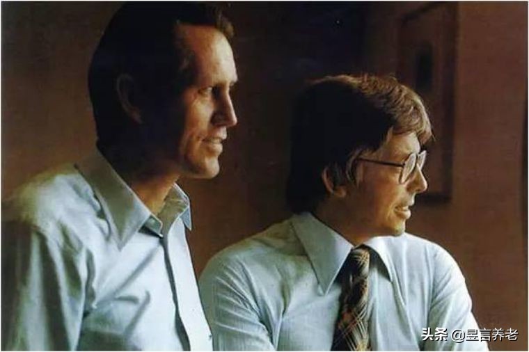 戴15元手表，租一居室，秘密捐出560亿，这位老人活出上帝的模样