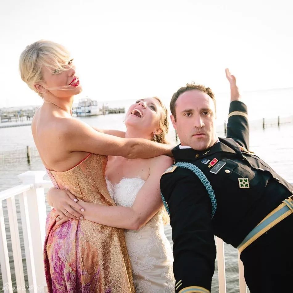 泰勒斯威夫特扔沙发,泰勒斯威夫特走出密林