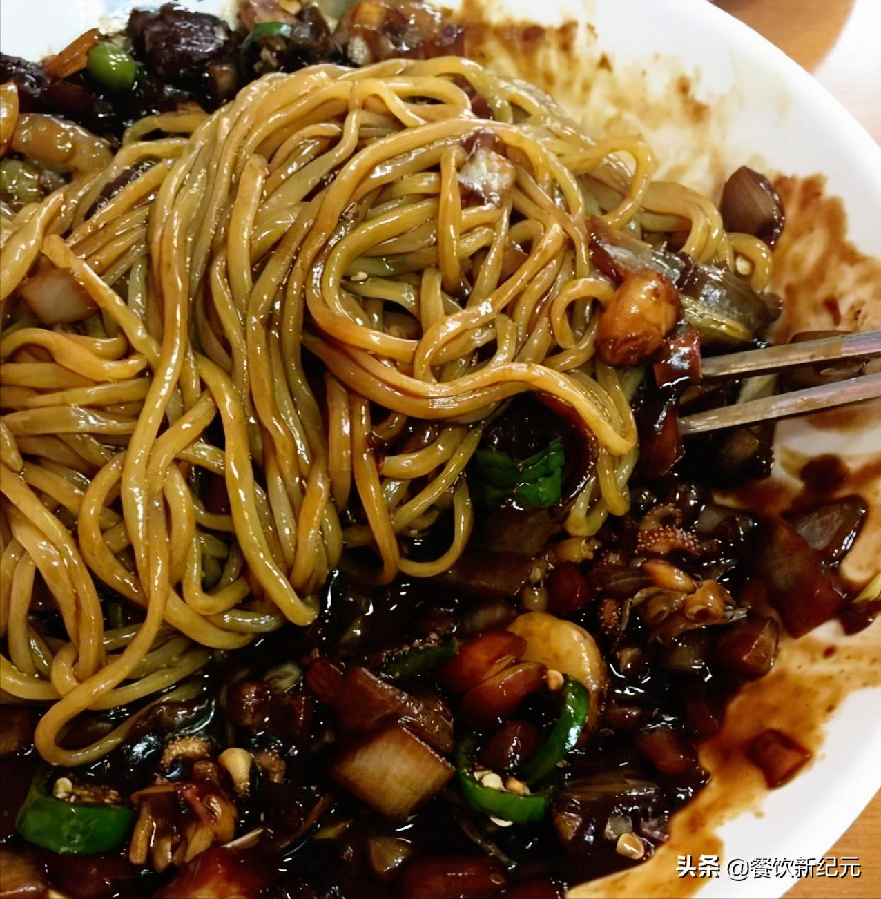 韩国首尔夜市摆摊视频,韩国街边露天摊