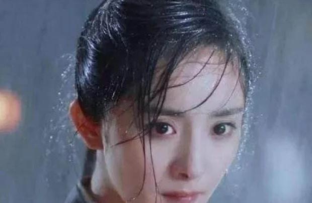 女明星淋雨视频,淋雨的女明星