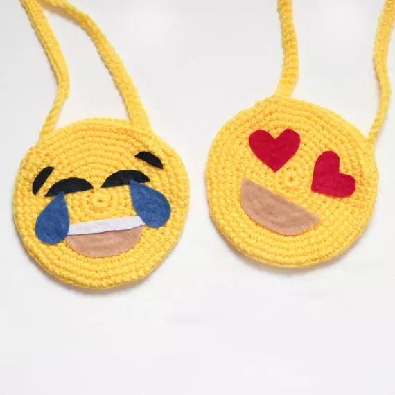 如何钩小包上的小装饰,钩个随身小包包好看