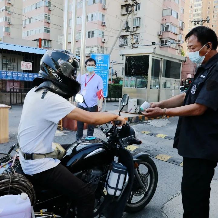 他们坚守在疫情防控一线,防控疫情他们在风雪中坚守