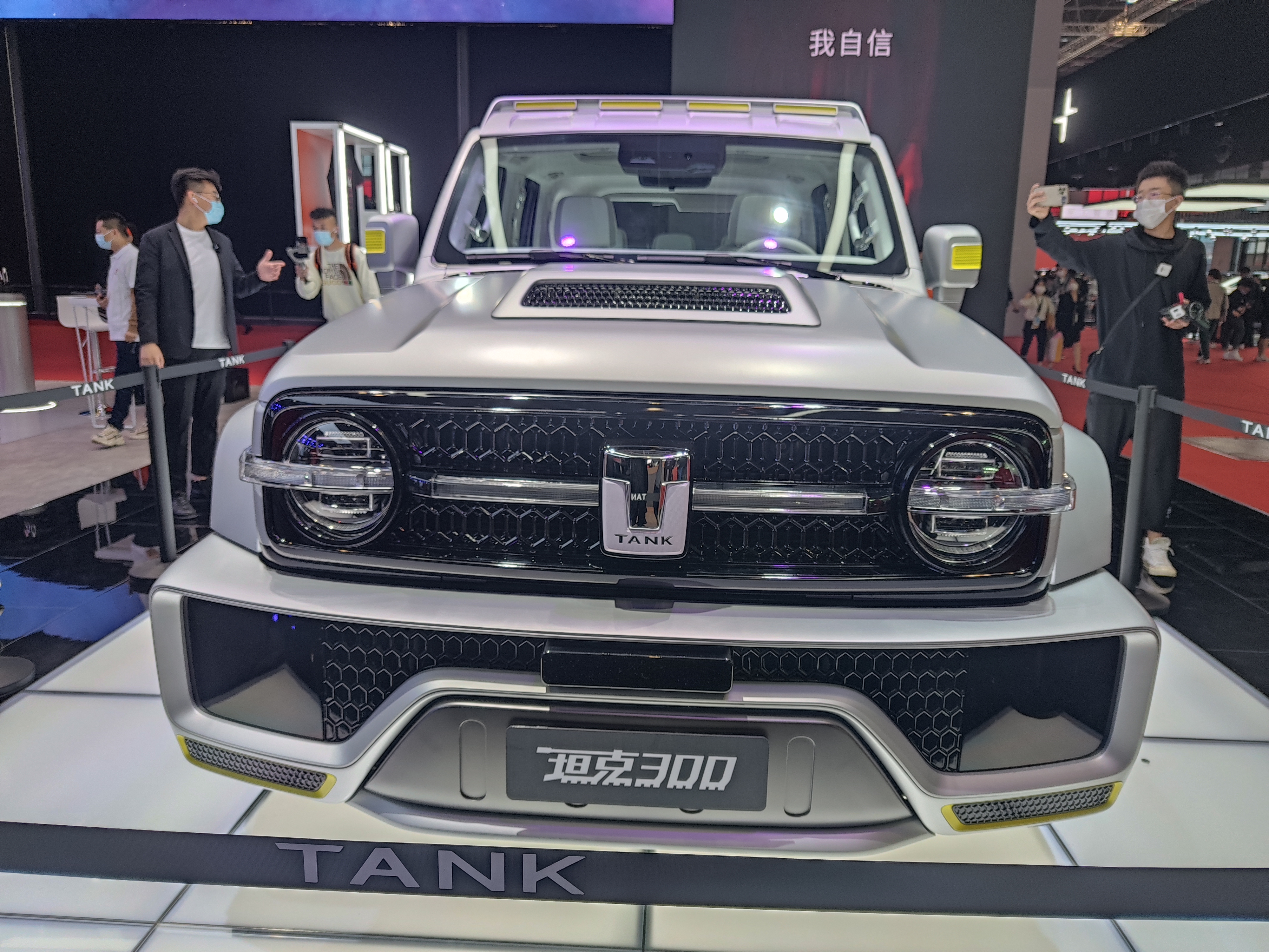 赛博坦克300对比大g,赛博坦克300落地价白色