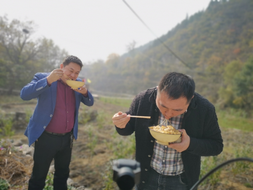 贫困山区留守老人吃饭,80岁以上的留守老人吃饭问题