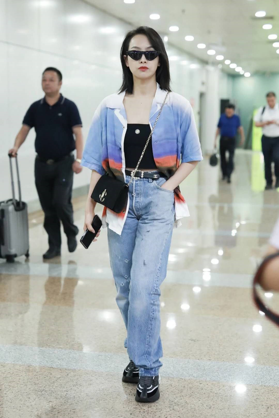 张柏芝胆子好大！穿条黑色礼裙露肚脐太抢镜了，气质形象很到位