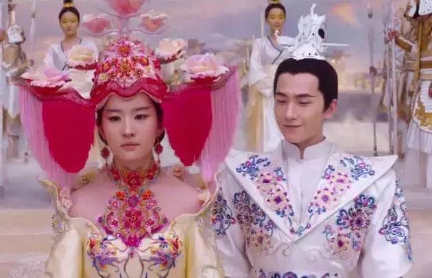 杨幂一身粉色修身礼服少女感十足,杨幂中国衣服