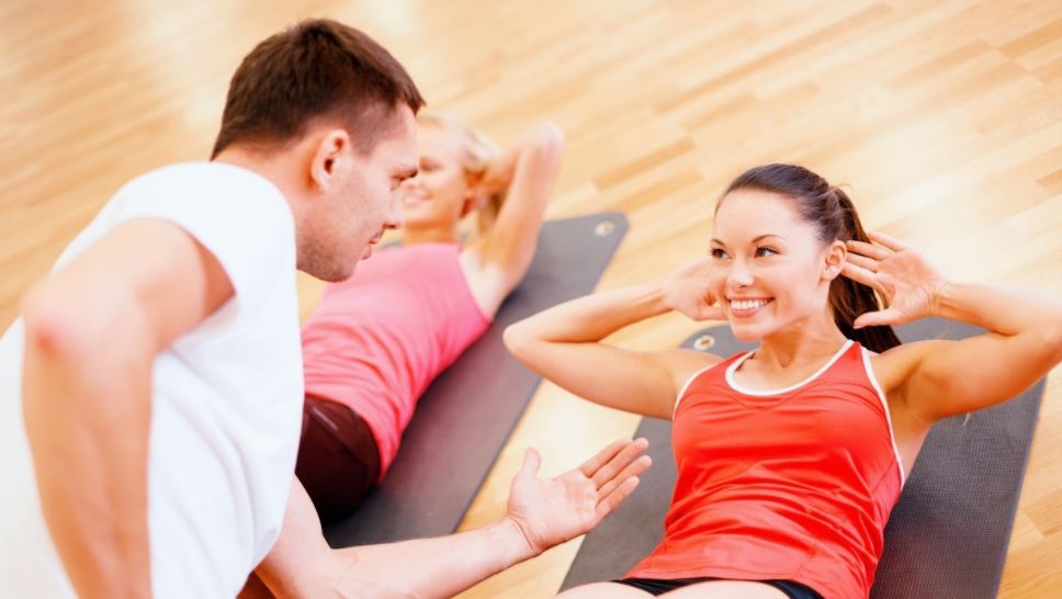 每天五百个卷腹多久才能看见效果,每天做100个卷腹有什么效果