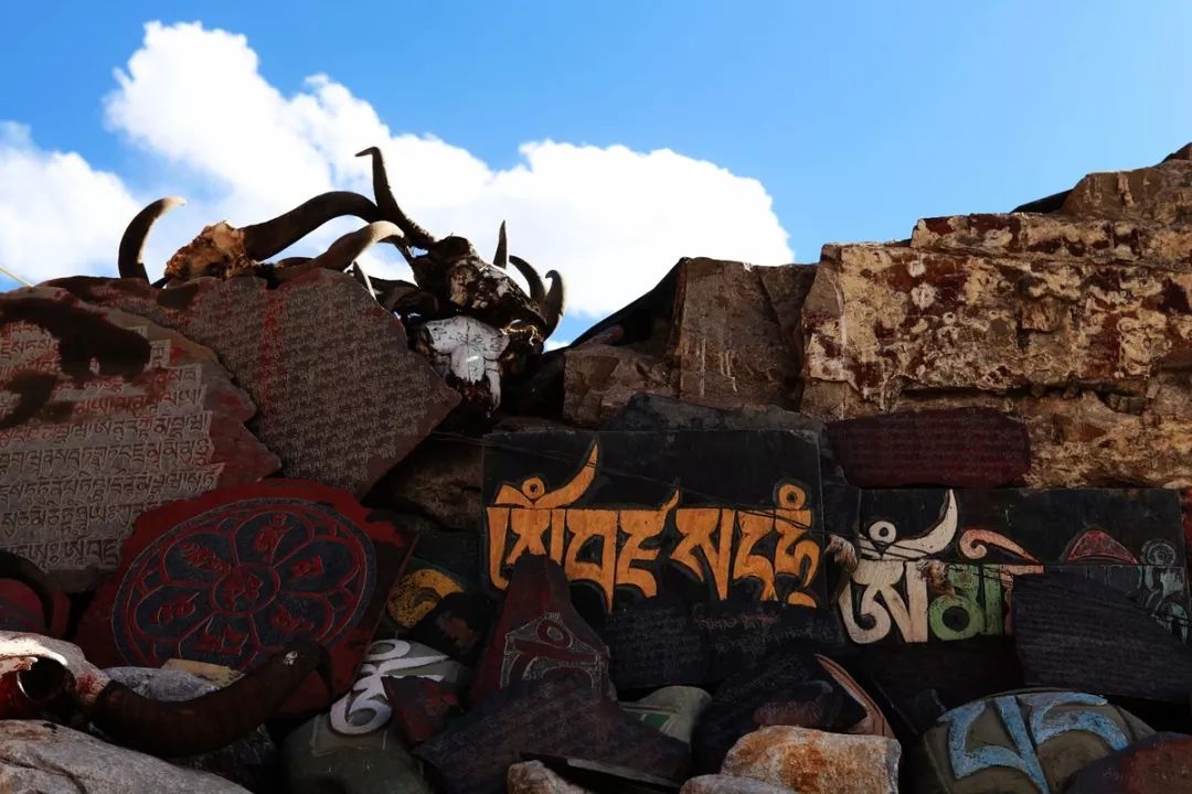 玛尼石凝固在石头上的信仰,玛尼石藏文