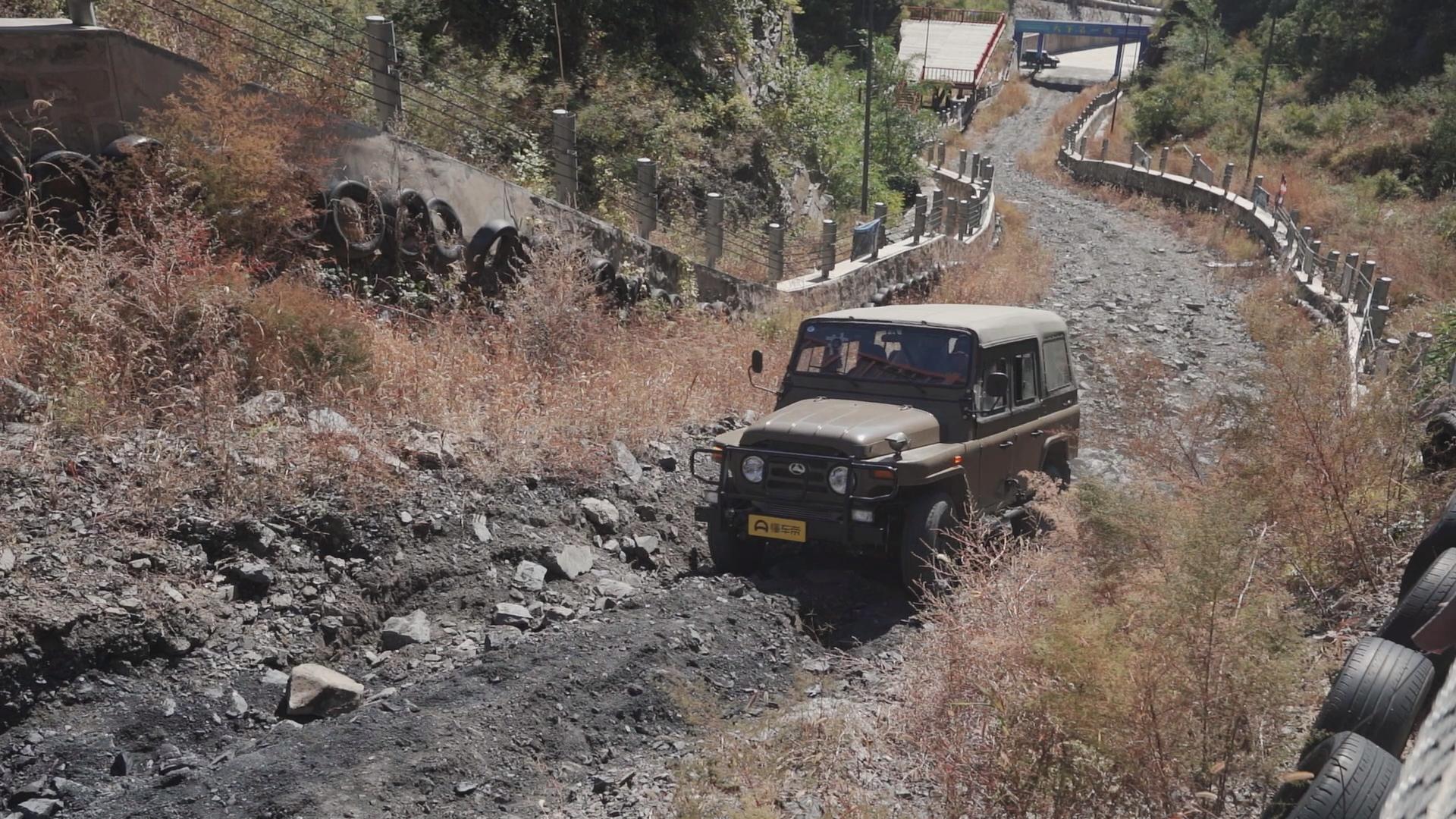 国产越野车北京212和猎豹哪个好,最新款北京212硬派越野车