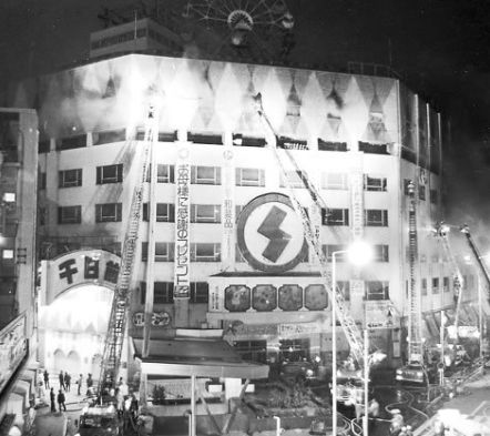 高空物爆头,歹徒无故背刺,出门遭雷劈……他可能是史上最惨角色