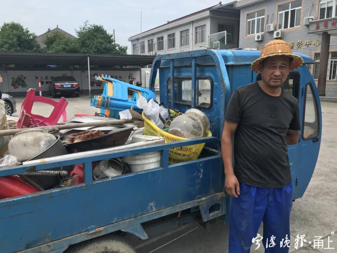 老婆在台州每月两三千,他在外地打工一日3餐仅花4元!却一下子捐款500元!他说…