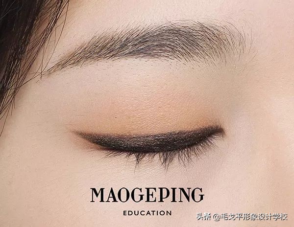 单眼皮不画眼线只画眼影好看吗,为何同样是单眼皮