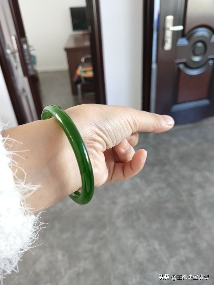 俄料玉和和田碧玉的真假鉴别,如何鉴别和田碧玉手镯