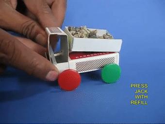 穷人的乐高什么样？印度大佬用垃圾做的玩具，火了