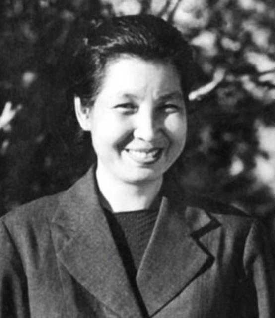 79年，*子珍贺**坐车路过*安门天**，看到毛主席挂像时直起身：开得慢点