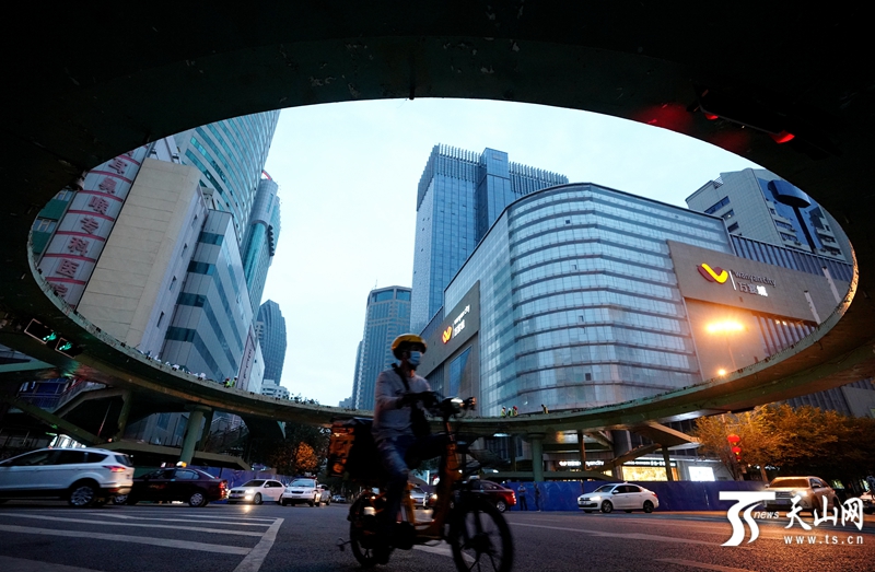 乌鲁木齐市大十字天桥哪年建的,大十字天桥拆除