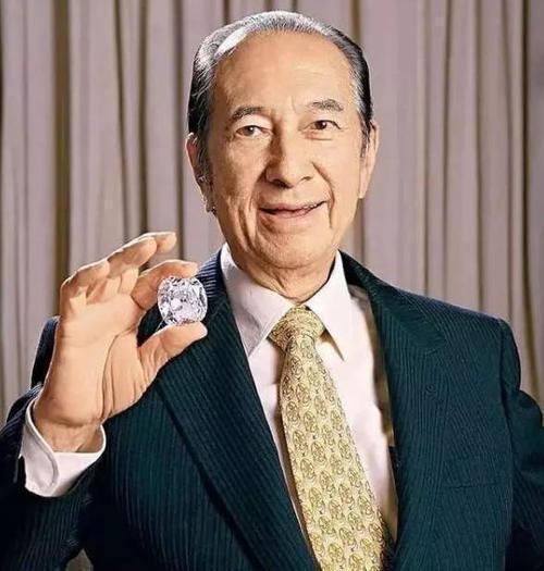 赌王四太跟孩子采访,澳门赌王四姨太梁安琪丝巾