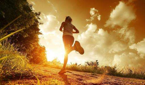 晚上失眠了早上起来跑步好不好,失眠一夜到天亮后可以晨跑