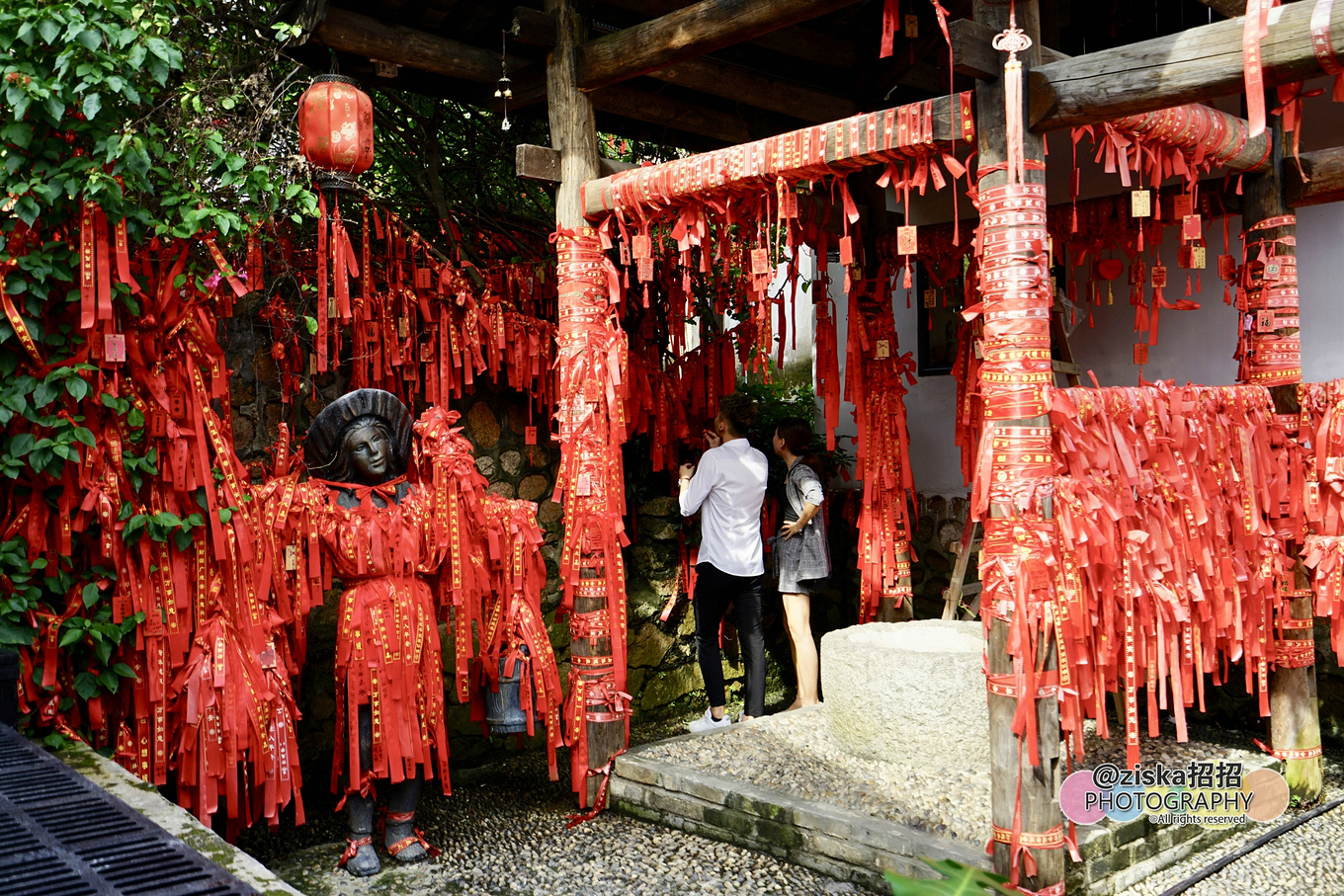 小伙探索神秘洞穴视频,小伙独自探索深山神秘古墓