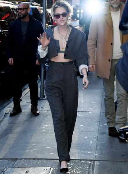 31岁暮光女罕见穿华丽裙装 (暮光蓝小西装搭配)