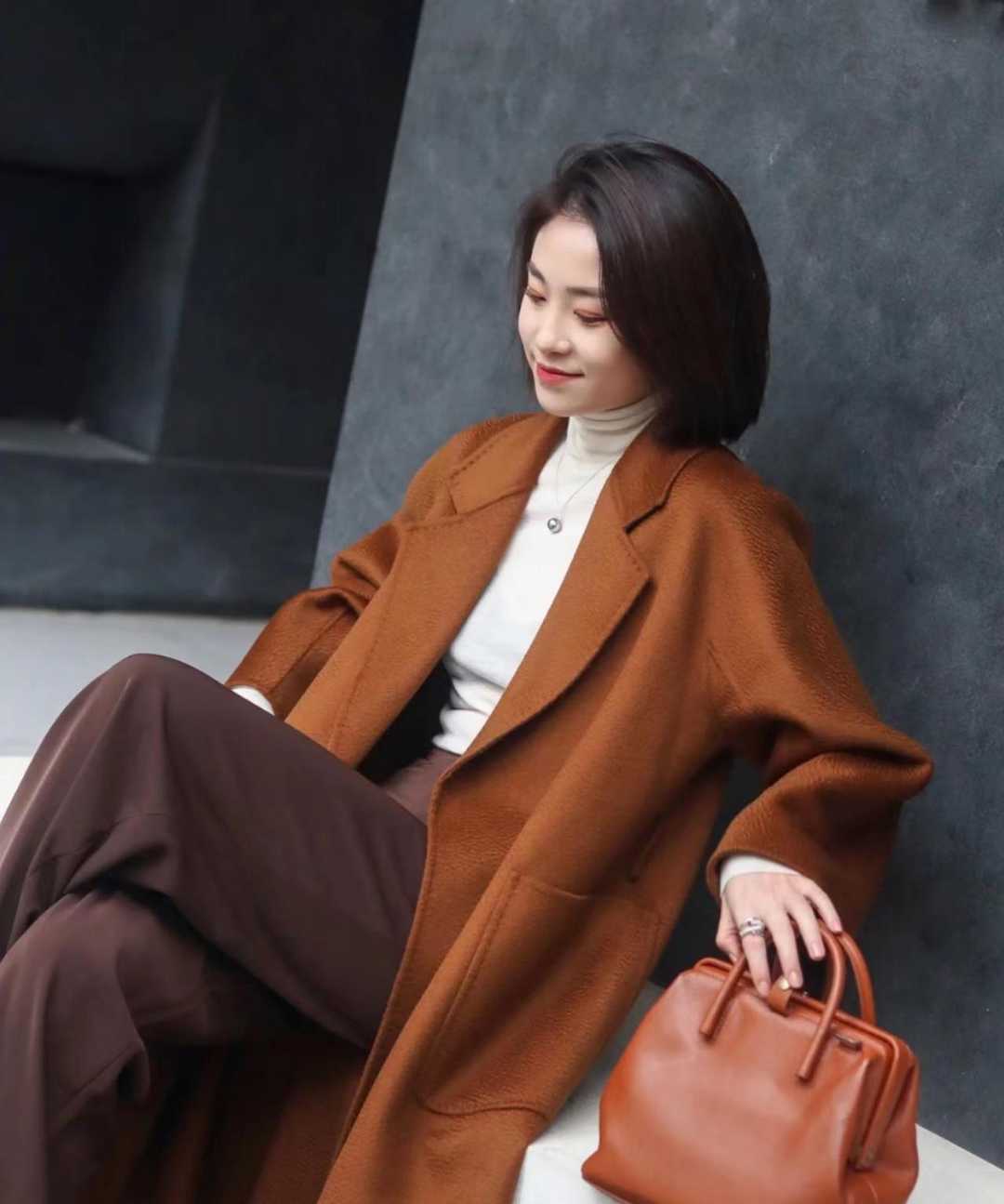 大地色呢子大衣怎么搭配,红色大衣与大地色怎么穿出高级感