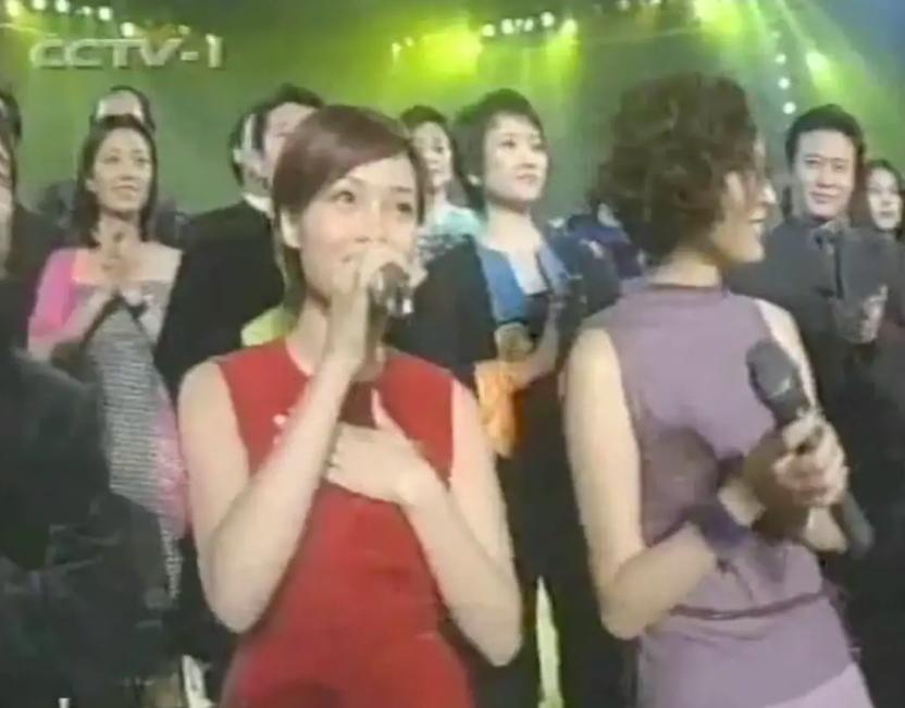 谢霆锋在台下看王菲和刘德华,谢霆锋看王菲表演