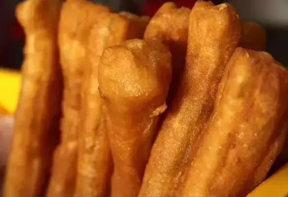 大锅炸油条的做法和配方窍门,在家自己炸油条的最简单的方法