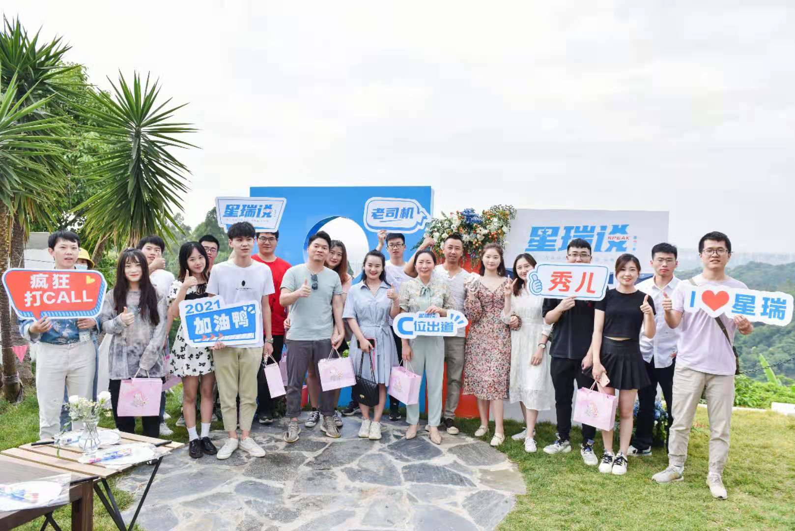 爱撒狗粮的男孩，更爱车还是更爱女友？