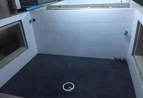 国外某熊孩子自告奋勇去擦缸把龙鱼吓脱臼了！