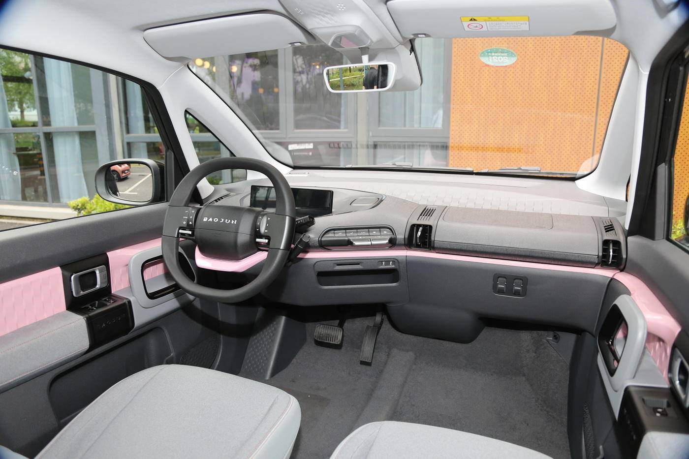 续航305km的短途出行新“神器”，新宝骏E300上市6.48万起