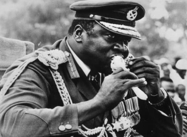 “非洲魔王”阿明：拿人肉喂鳄鱼，*戏调**英国女王把*裤内**送给自己