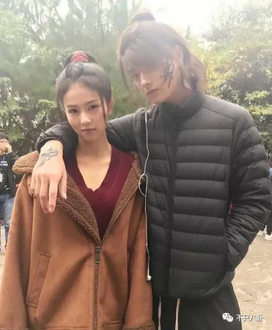 他俩到底分没分？甜蜜恋爱时怎么也没想到现在会撕成这样吧