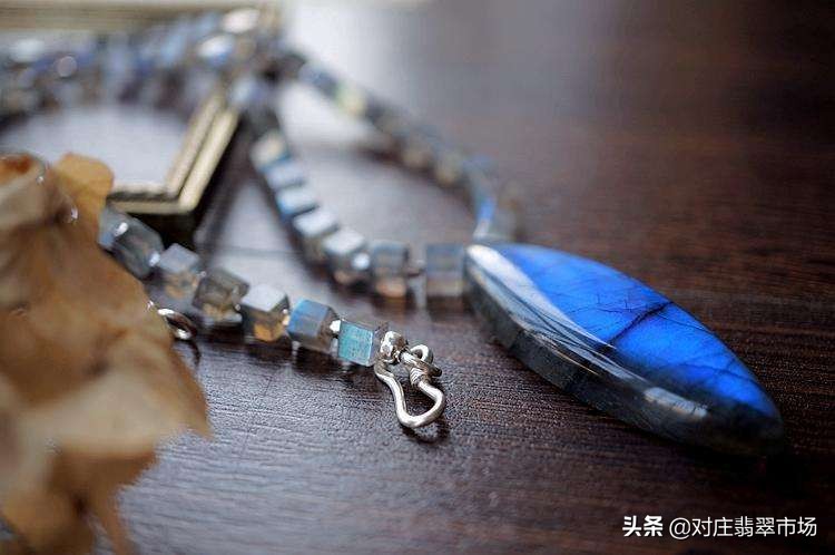 宝石必须具备的三大特征,如何在自然光下鉴别宝石