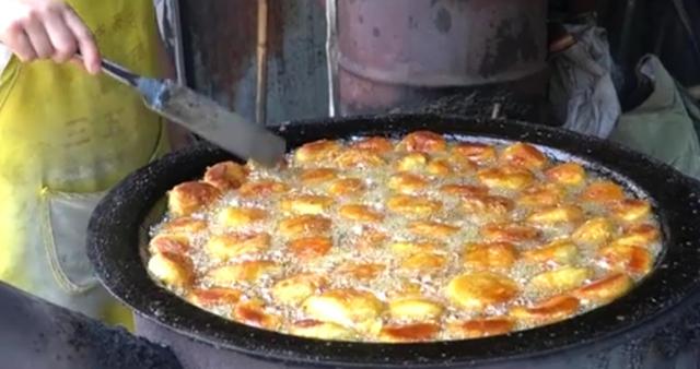 大叔卖传统小吃20年只涨过一次价,河南大叔卖地方小吃每天做300