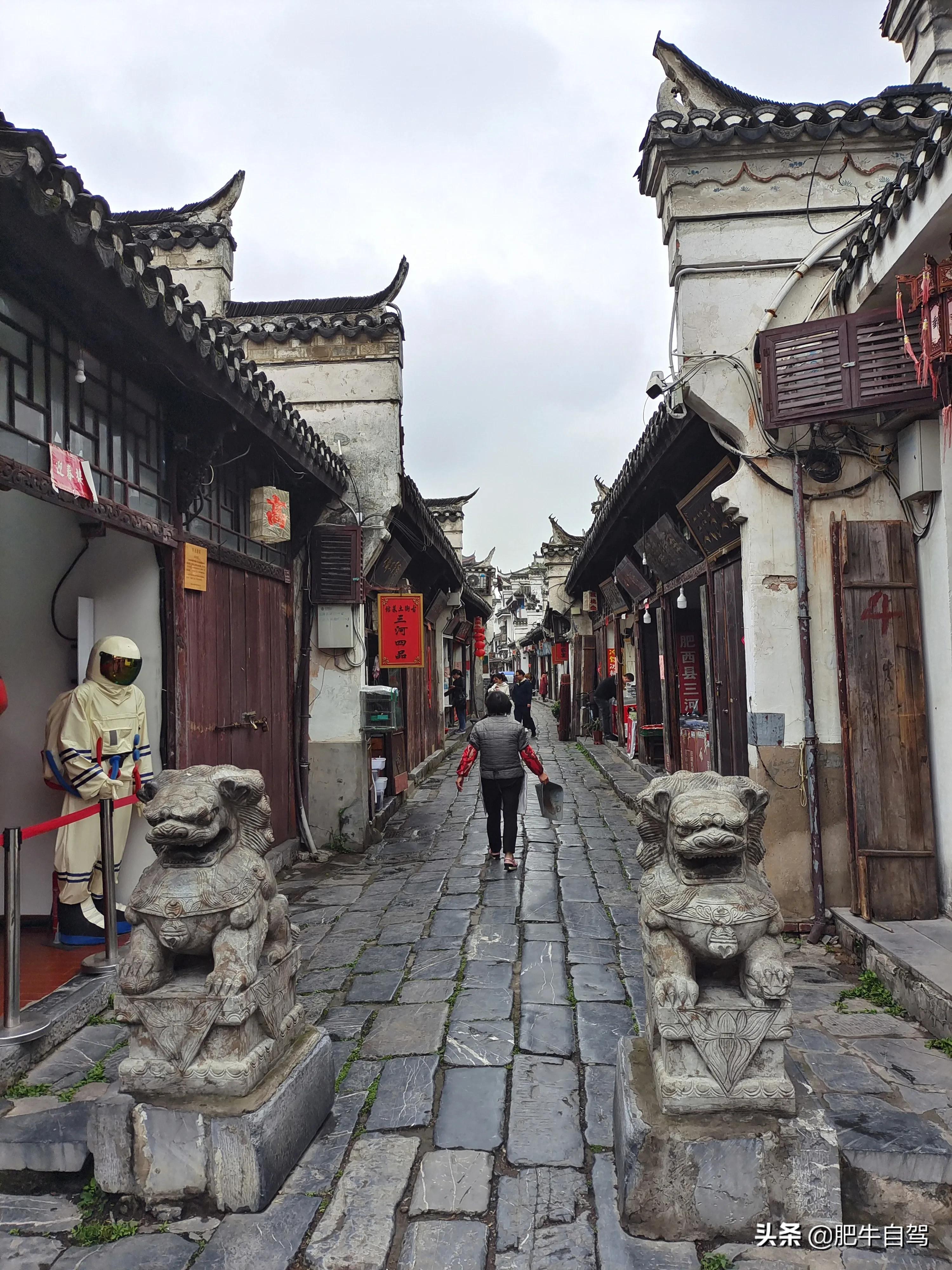 这古镇既有江南的小桥流水,更有原味的古色古香,它就是三河古镇