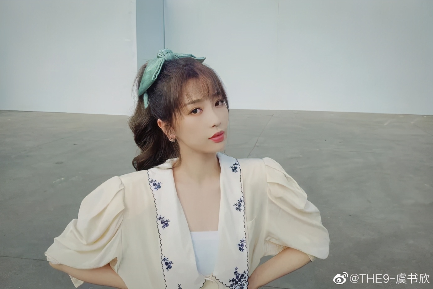 周扬青造型被吐槽脖子短,周扬青深夜晒发照片