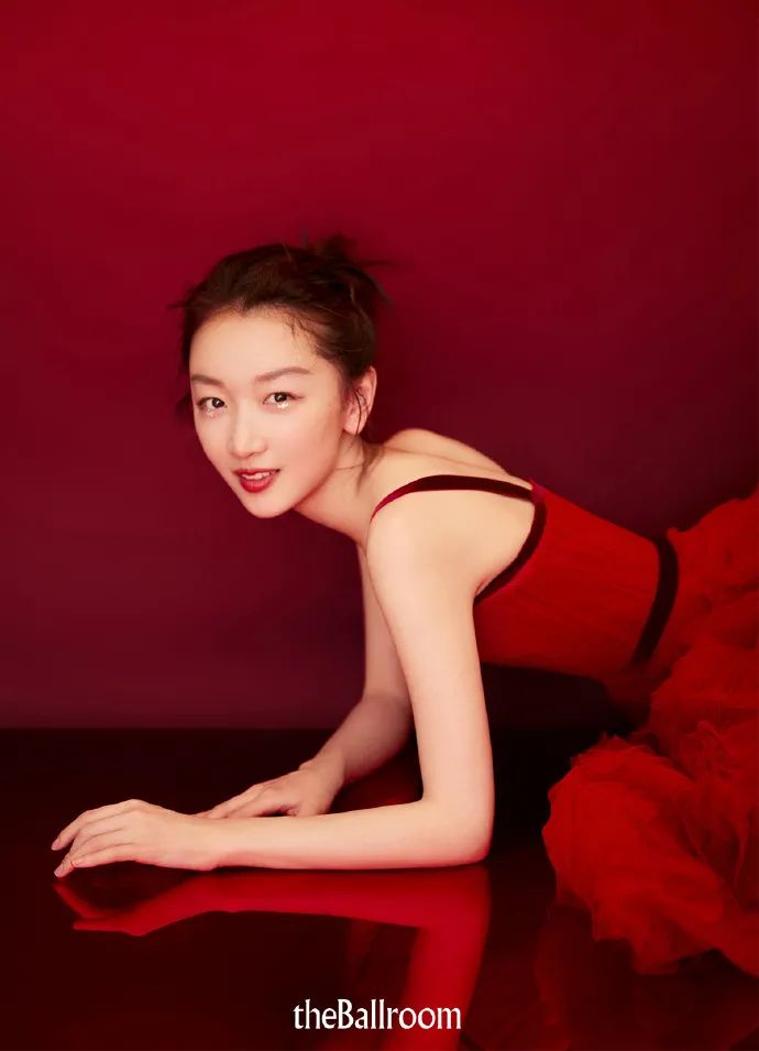 春晚时尚图鉴:热巴杨幂的红裙、王菲刷碗手套和董卿李思思的口红