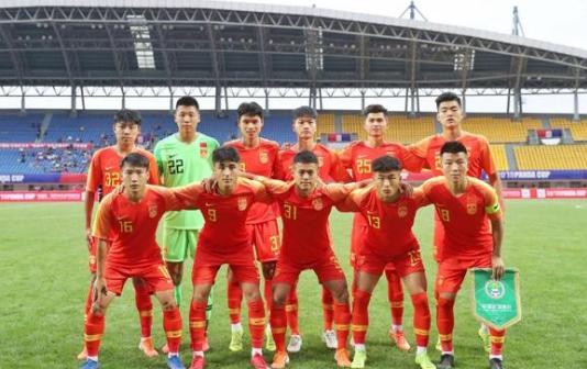 从韩国队脚踩奖杯看充气膜足球场馆的优势!