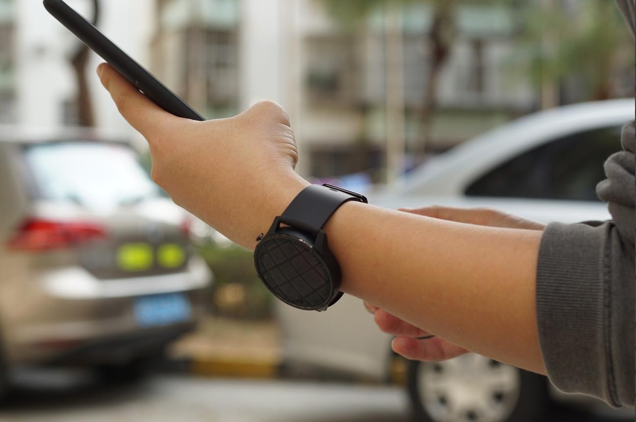 小米智能手表强势来袭，售价仅为华为一半，不买就亏了