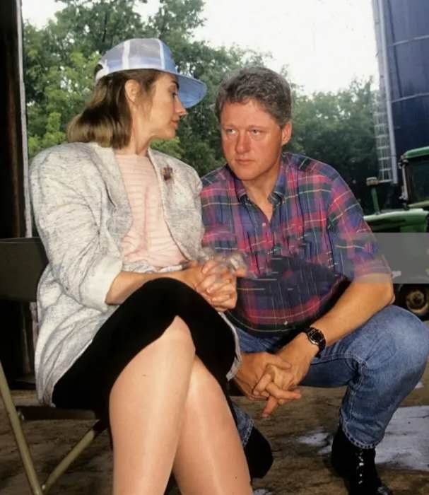 希拉里有多强势？坐在椅子上翘着二郎腿，教蹲在脚边的克林顿做事