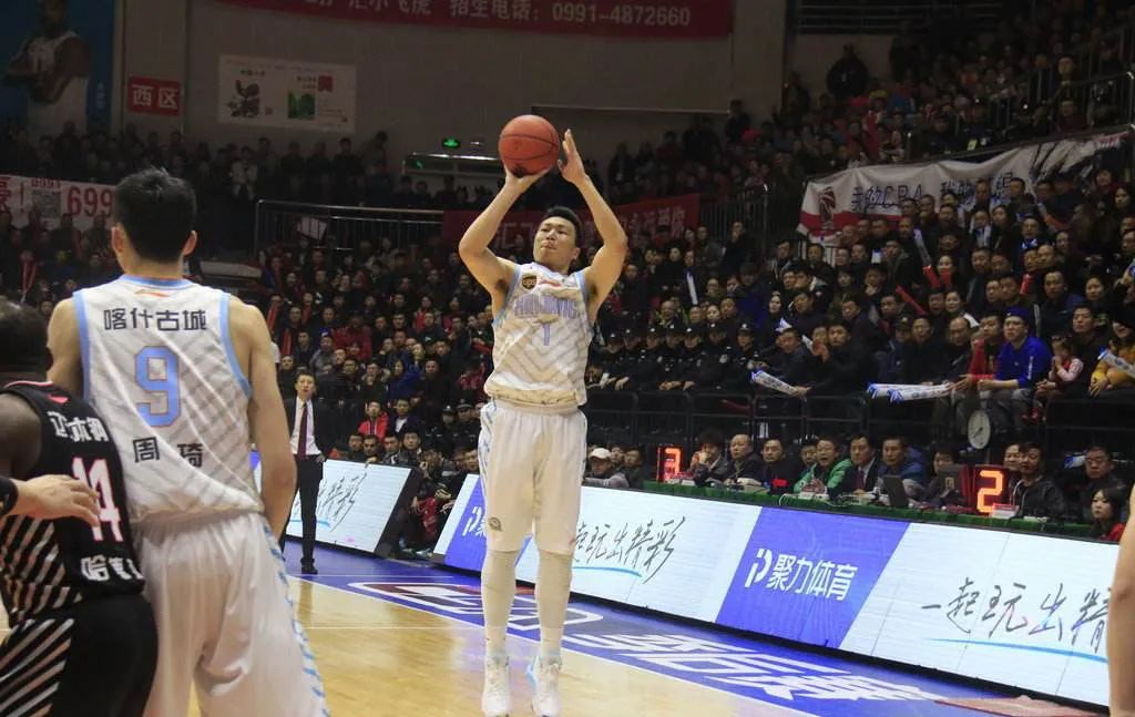 焦作勒布朗李根口吐芬芳,李根连续三分